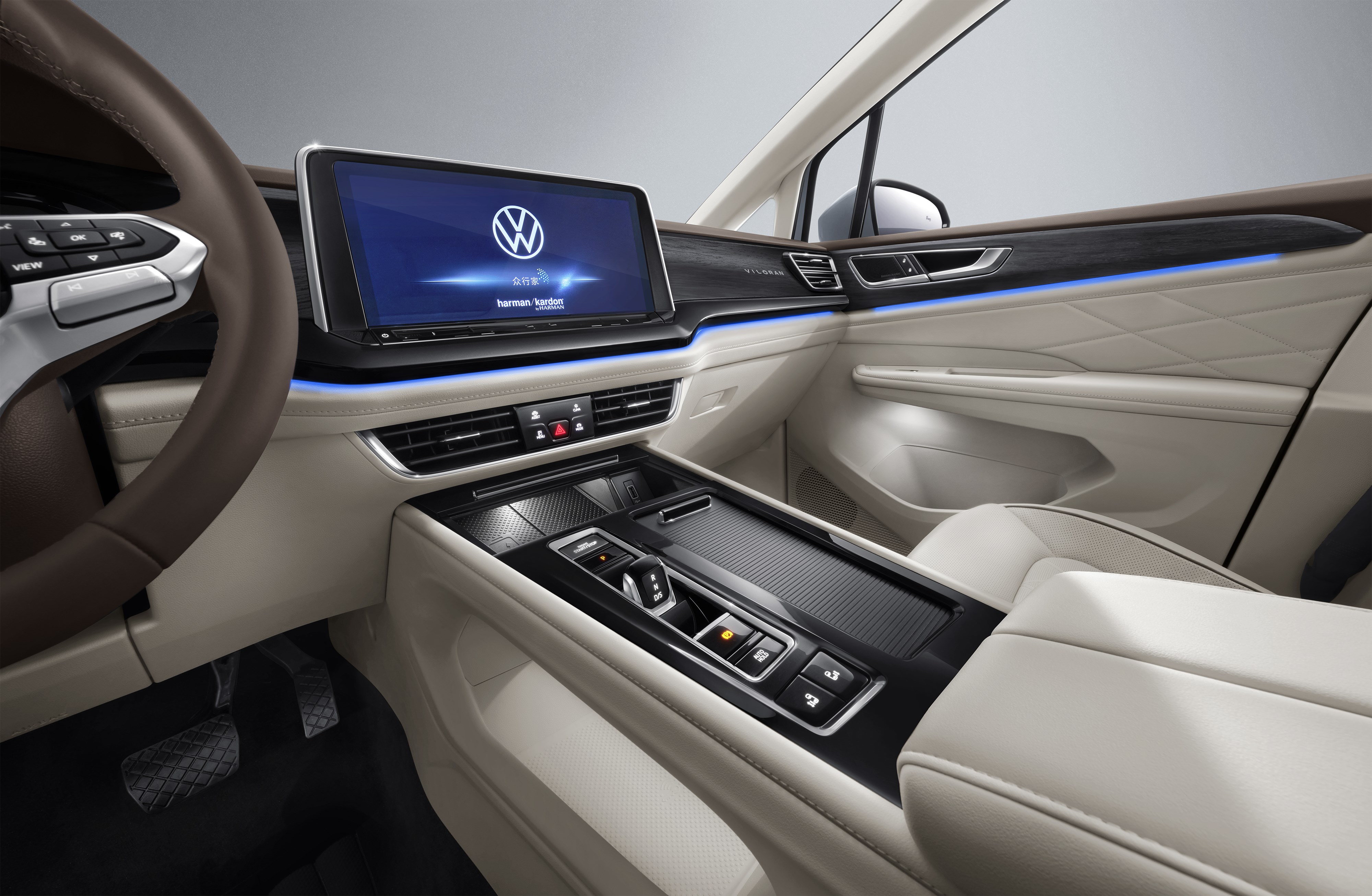 最大的变化莫过于换装了当下流行的悬浮式中控屏,整个中控台也变得