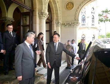 泰国总理邀请中国外交部长乘车