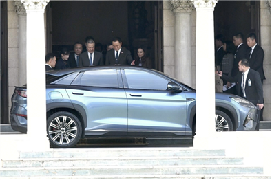 泰国总理向中国外交部长介绍自己的比亚迪电动汽车